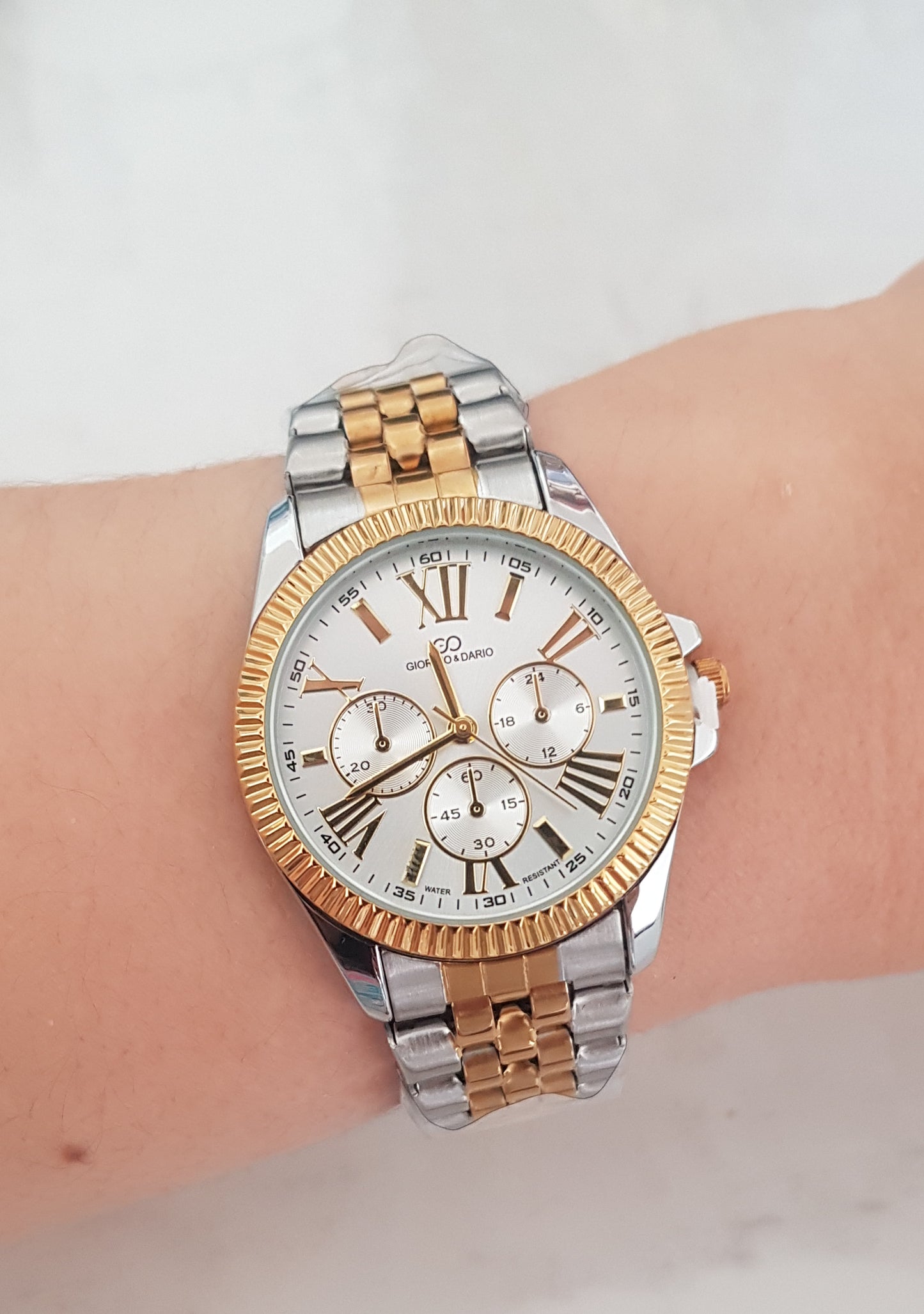 Montre Diva doré argenté fond blanc