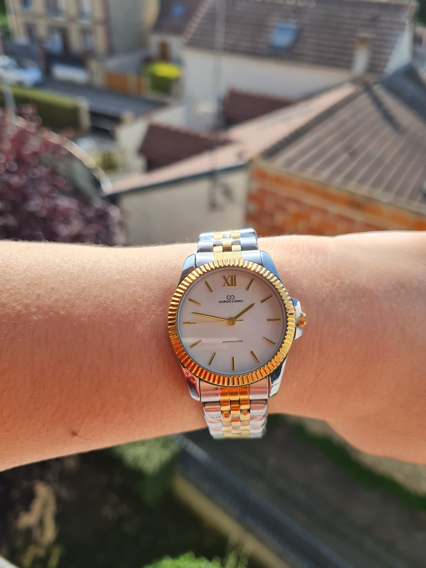 Montre Diva doré argenté fond blanc