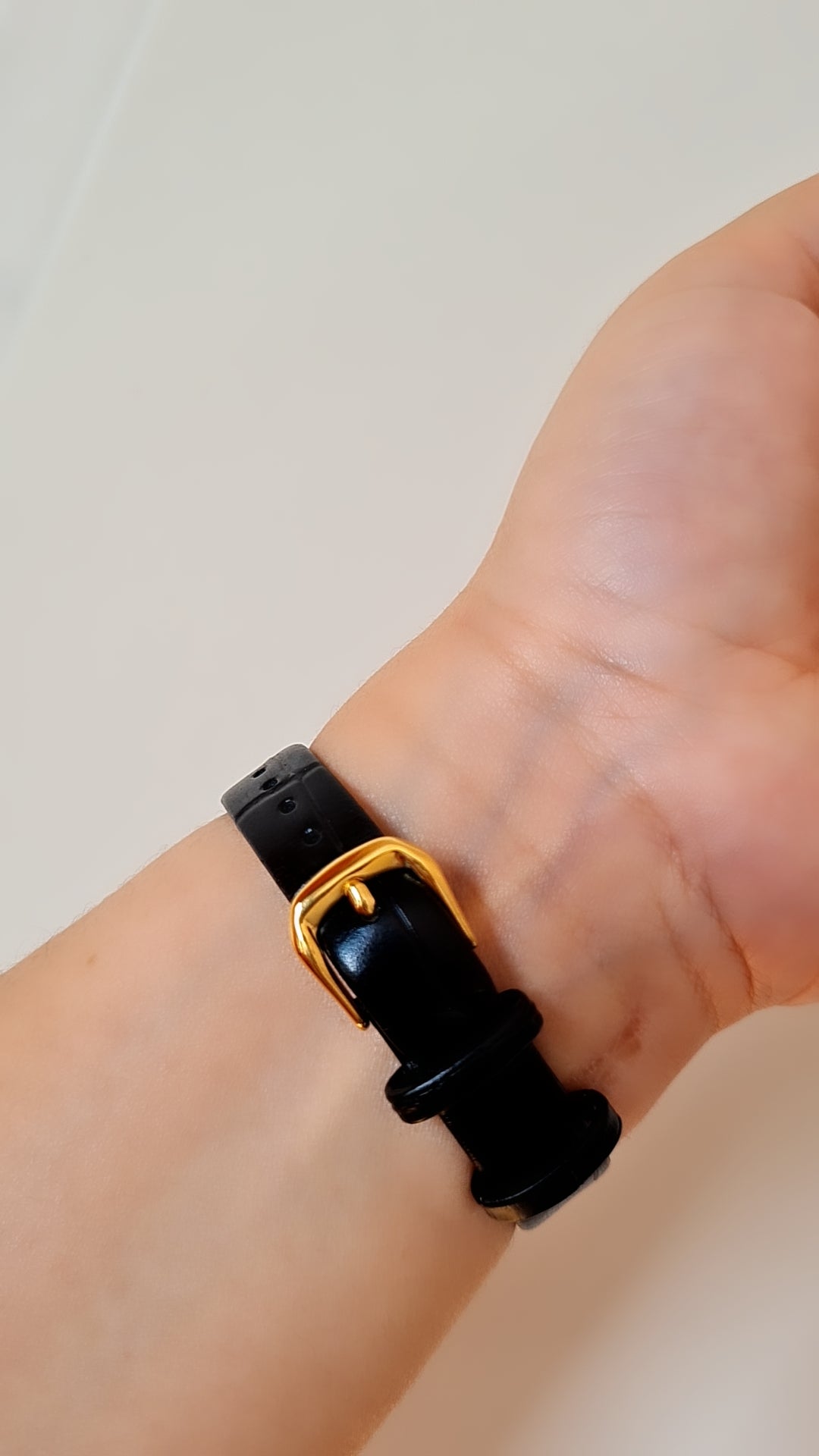 Montre Slim noire fond noire